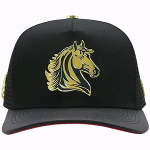 la Gorra Ferreti Premium FT144M 'El Caballo Maya'. Esta gorra trucker combina alta calidad y cultura, presentando un diseño único con placa y bordado inspirados en la estética maya. Si buscas una gorra de colección poderosa y con carácter, este modelo es