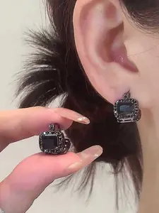 Elegant Rhinestone Square Ear Cuff, Unique Fashion Statement Jewelry, Versatile High-End Ear Accessory, Trendy Minimalist Design