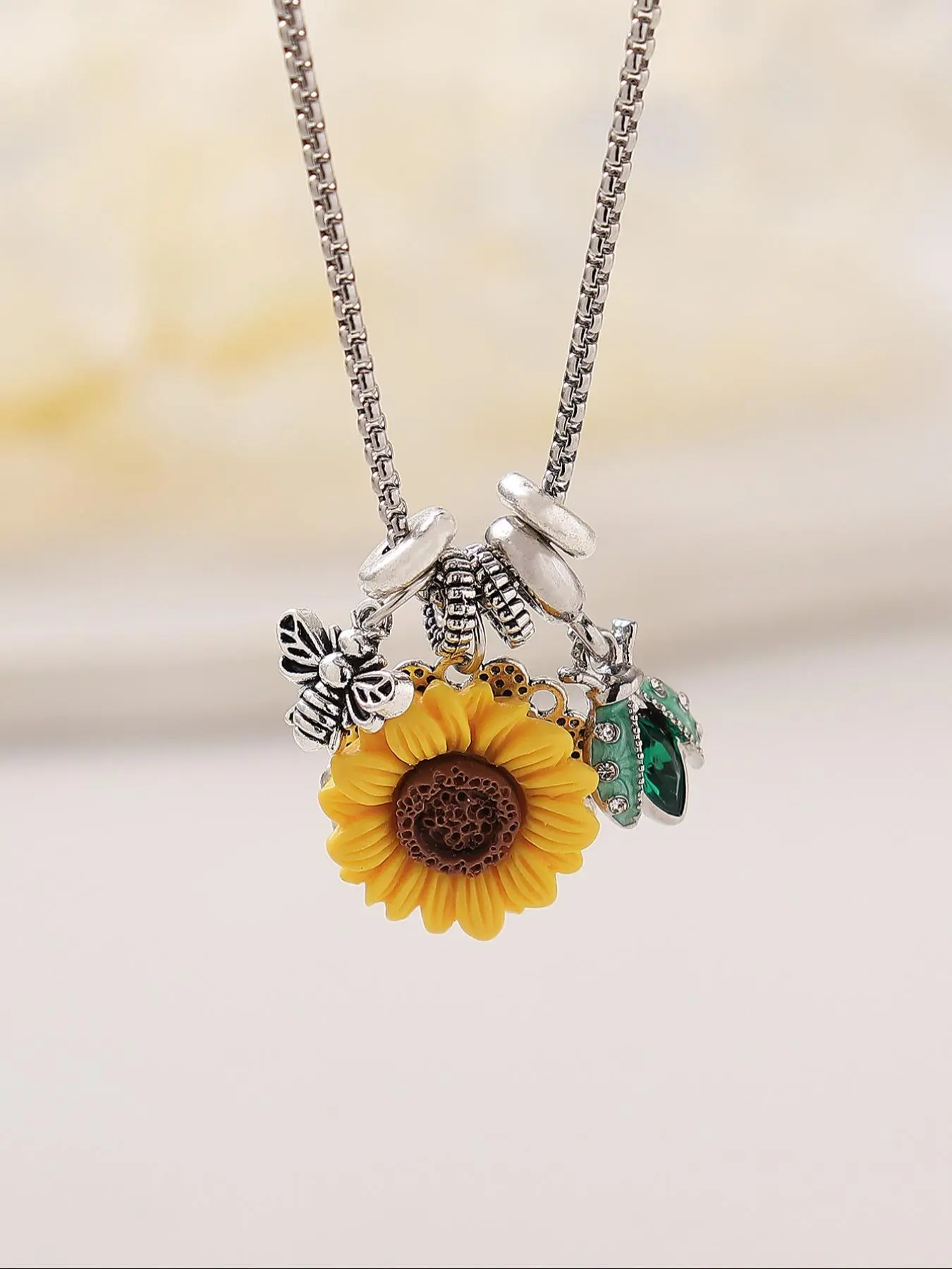 Fashion Sunflower & Bee Design Pendant Necklace, Chain Necklace, Trendy Charms Necklace for Women, Casual Trendy Jewelry, Fashion Jewelry for Party, Daily Clothing Decor, Trendy All-match & Exquisite Jewelry for Birthday Gift