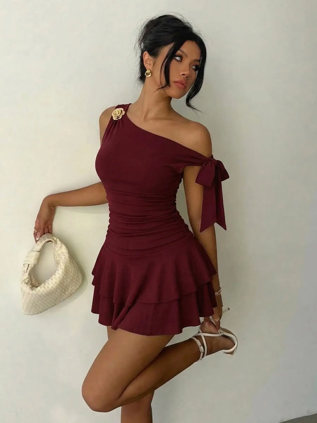 Women's Metal Flower Decoration Sleeveless Dress, Ruched Shoulder Design, Frill Hem Feminine Fashion Dress, Plain Style, Perfect for Casual Everyday Wear