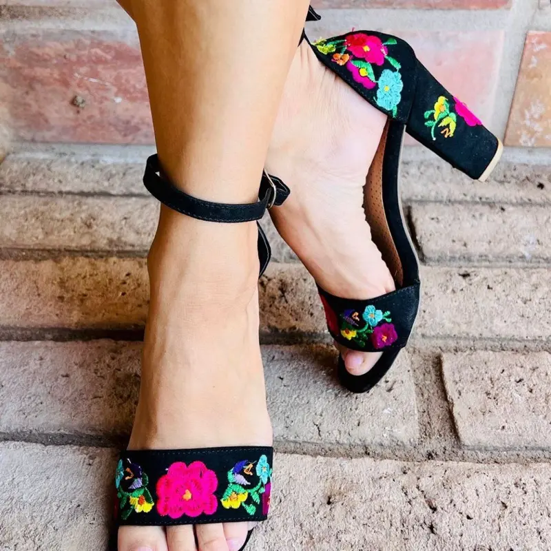 Tacon gamuza florecitas - zapatillas artesanales mexicanas - Beautiful | Footwear Made in Mexico | Embroidered heels. Tacones bordados  hecho en México