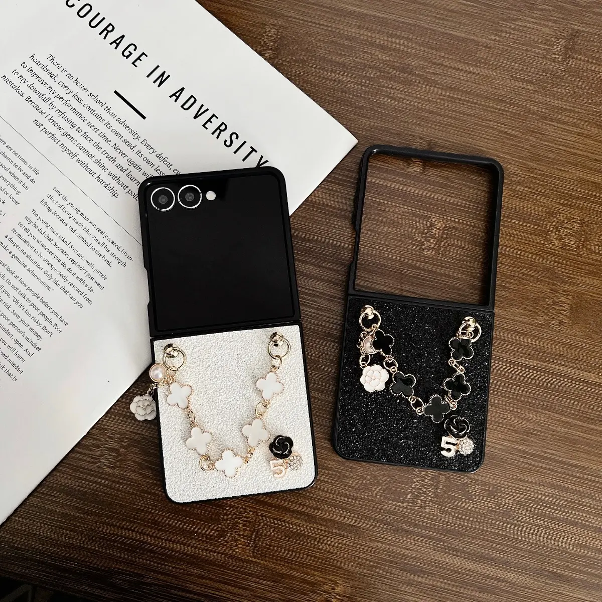Shine powder phone case, equipped with a small floral bracelet. The hard PC back panel protects the phone case. Suitable for Samsung Galaxy Z Flip7, Z Flip7FE, Z Flip6, Z Flip5, Accessories, Casing