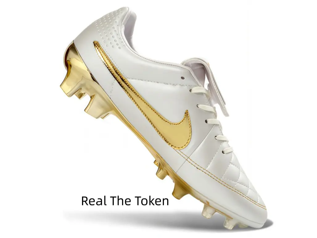 Classic fold-over tongue football cleats with gold stitching outlines, thick premium leather upgrades shooting friction, perforated heel lining prevents blisters during long-time field practice.