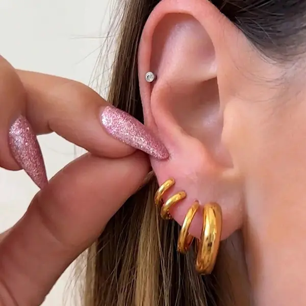 6-piece set of gold round minimalist earrings, suitable for women's daily wear and party wear. The earrings come in different sizes and will not fade when placed in water outdoorfun