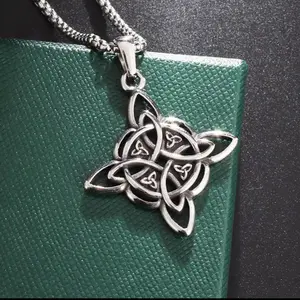 Witch knot necklace, dije nudo de bruja