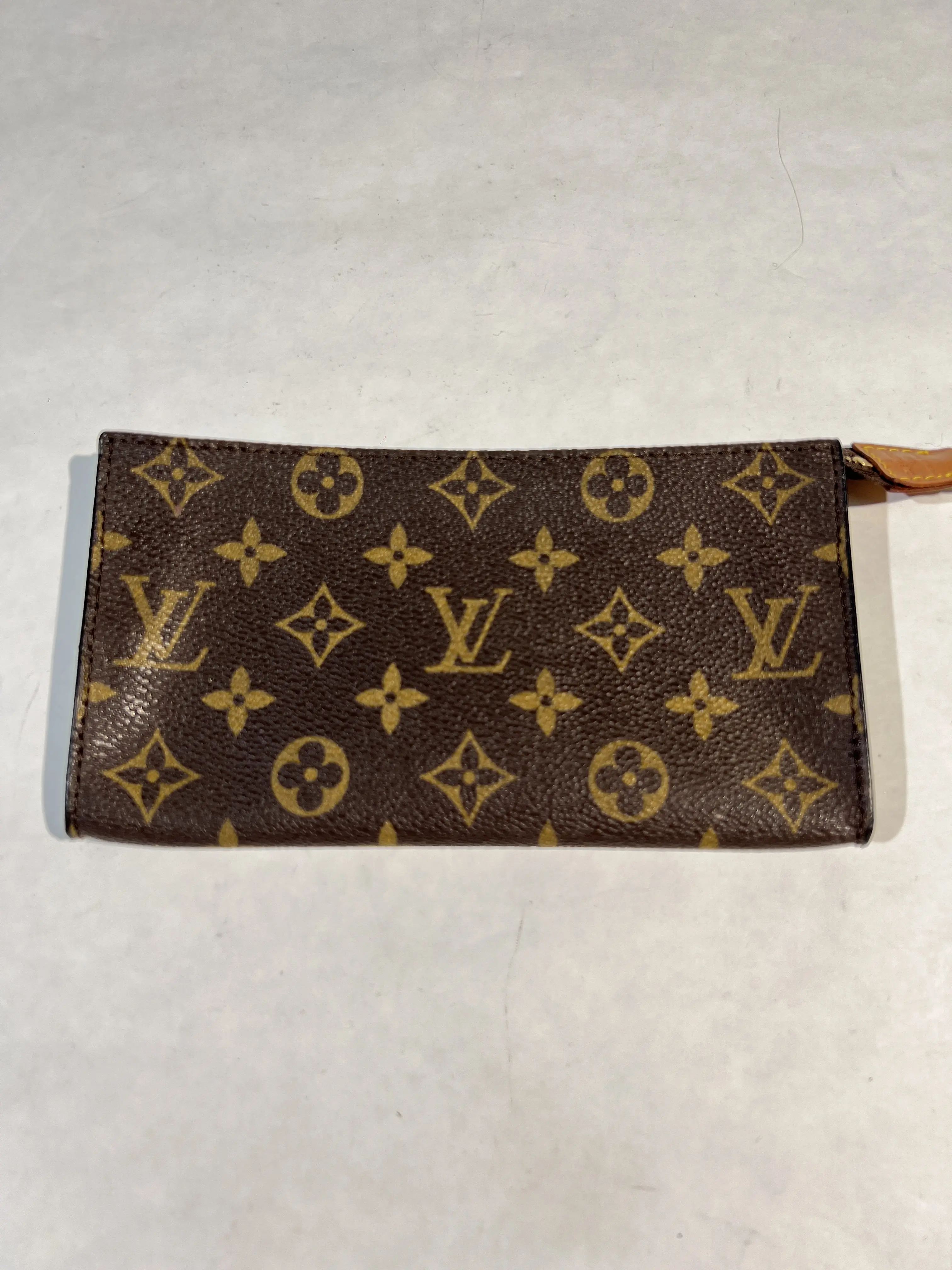 Pre-owned Louis Vuitton CALF Crossbody Bags Classic Monogram Zipper Pouch (9.4 × 4.3 × 0.8 inch) Cosmetic Clutch Wallet With Leather Pull Tab