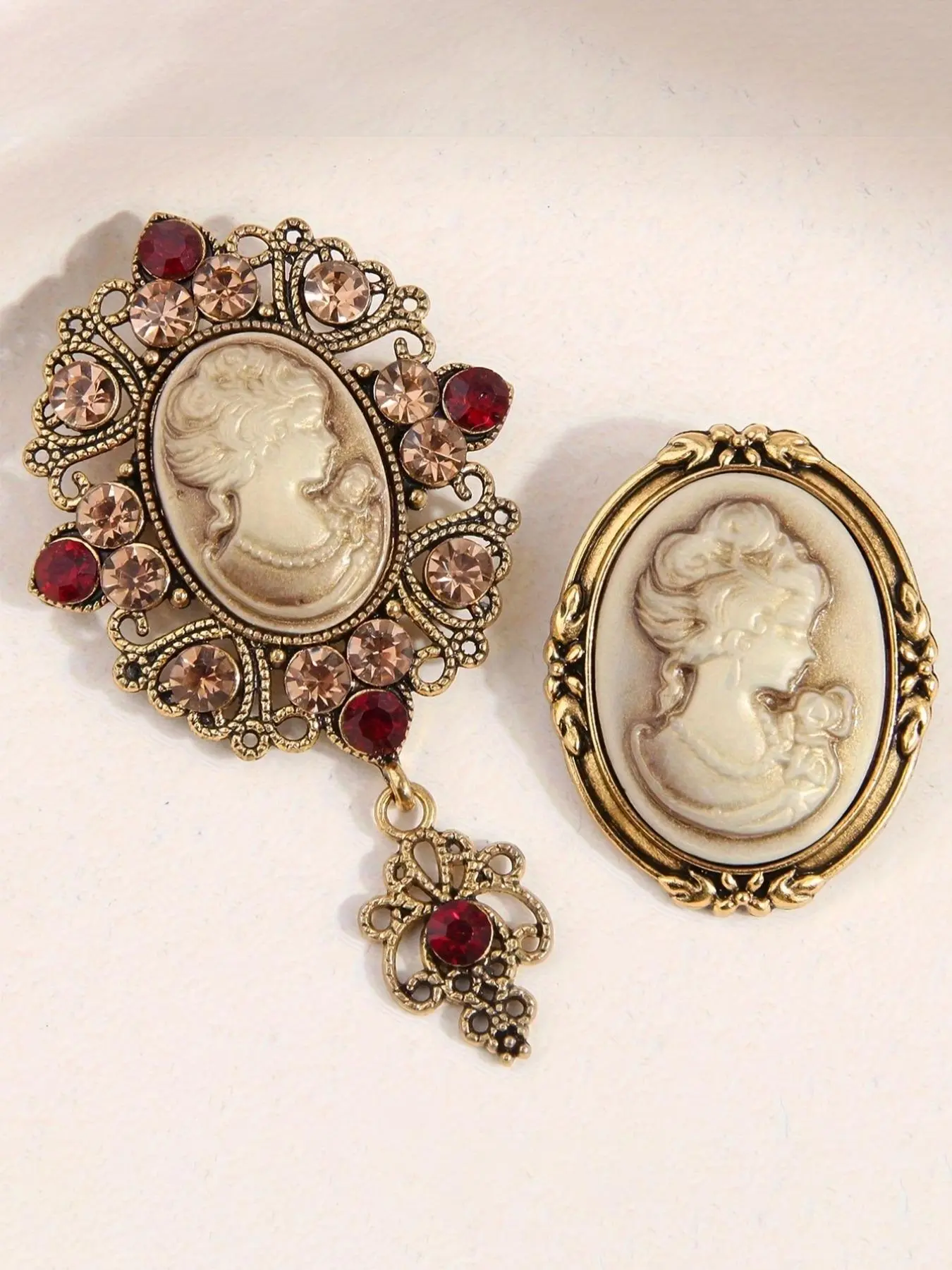 Vintage Hollow Out Design Brooch (2pcs), Sparkling Brooch, Luxurious Palace Style Rhinestone Decorated Brooch, French Pin, Fashion Accessories for Women & Girls, Trendy All-match & Exquisite Brooches for Birthday Gift