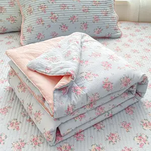 Lightweight Summer Quilt with Pink Floral Print on Blue Background Ultra-soft air-conditioning quilt, summer cooling blanket, Floral Coverlet Bedding Ideal for summer use in bedrooms, offices