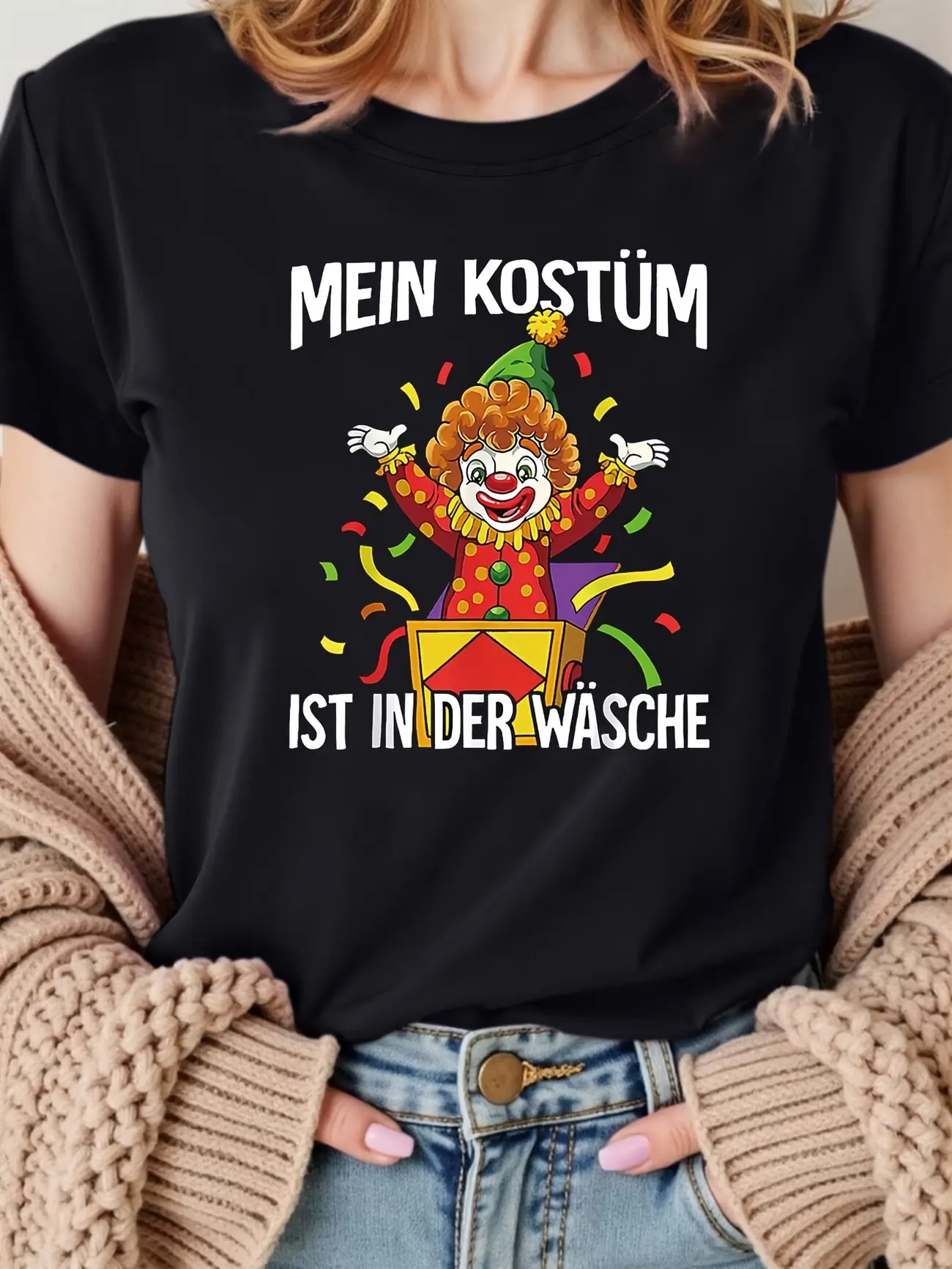 T‑Shirt, Carnival Clown Pop‑Up Box German MEIN Kostüm IST IN DER W?SCHE Pattern Print, Black Short Sleeve Crew Neck Print T‑Shirt, Suitable for Holiday Parties, Suitable for Spring