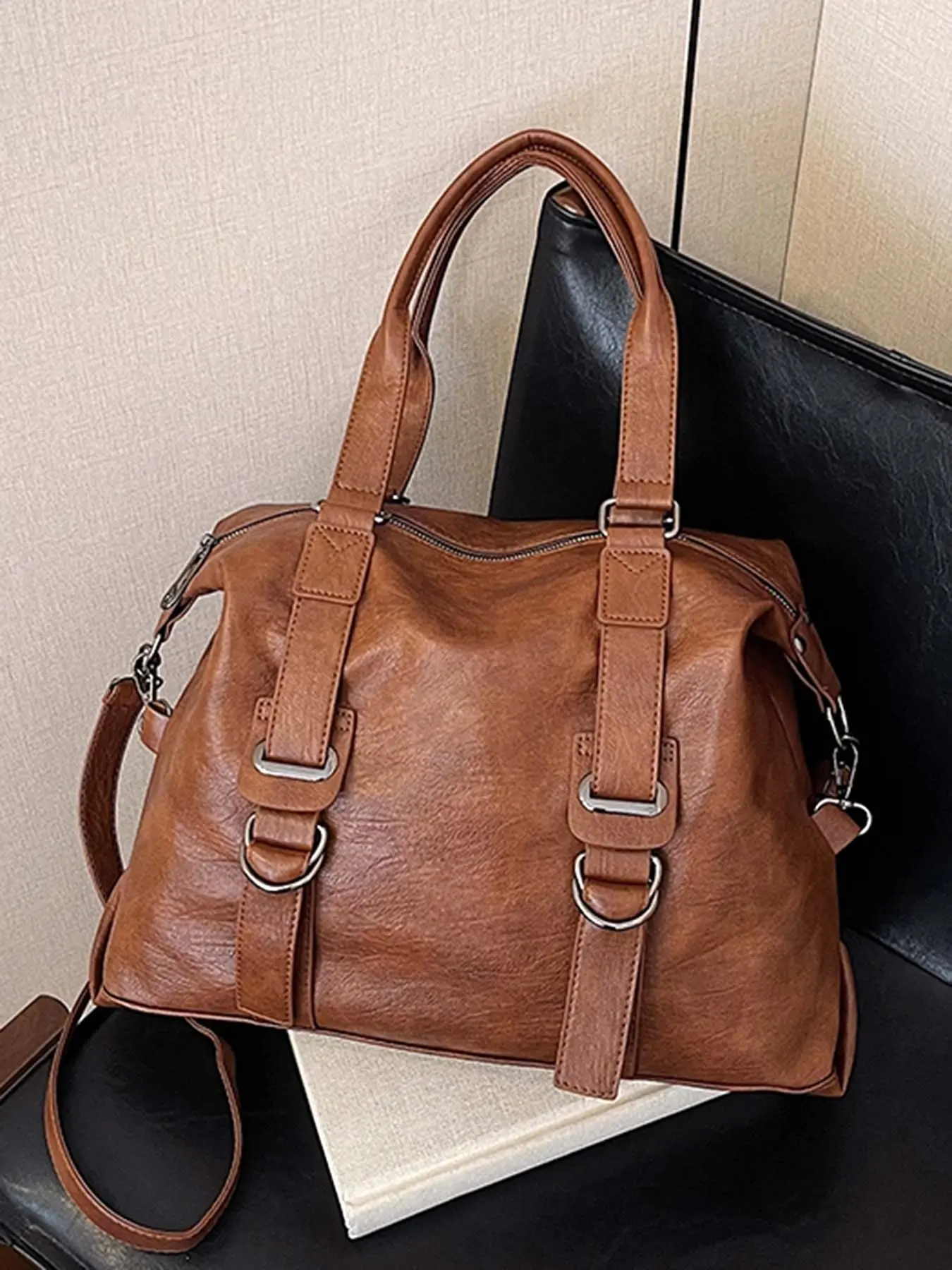 Retro style handbag with distressed texture design, double buckle shoulder strap crossbody bag, practical  versatile single shoulder crossbody bag, casual and fashionable, suitable for daily commuting, shopping, etc.
