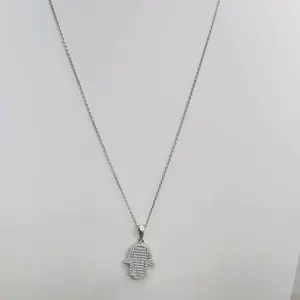 Cadena con dije de mano de fatima con zirconias en plata s925 con extensión