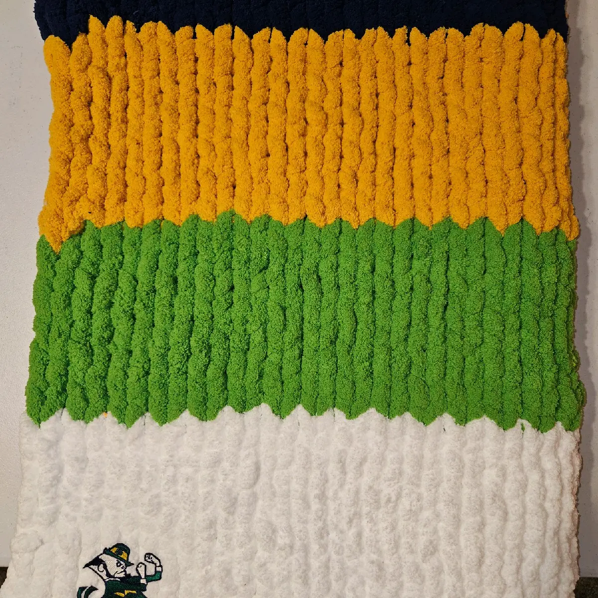 Handcrafted Chunky Yarn Blanket 60"x 40" - Soft and Cozy for a Comfortable Sleep