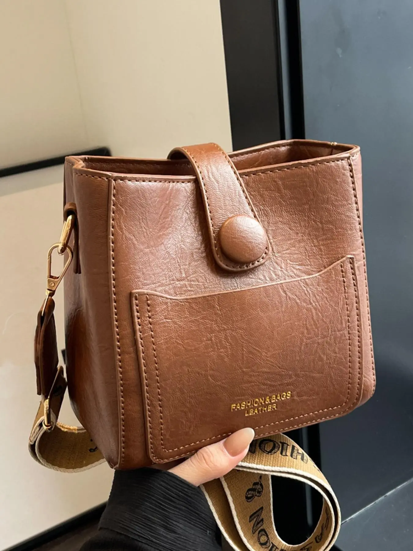 Retro versatile square handbag, wide shoulder strap one-shoulder crossbody bag, textured one-shoulder bucket bag, casual and trendy commuter crossbody bag, Casual messenger bags, suitable for daily matching, commuting and other scenarios