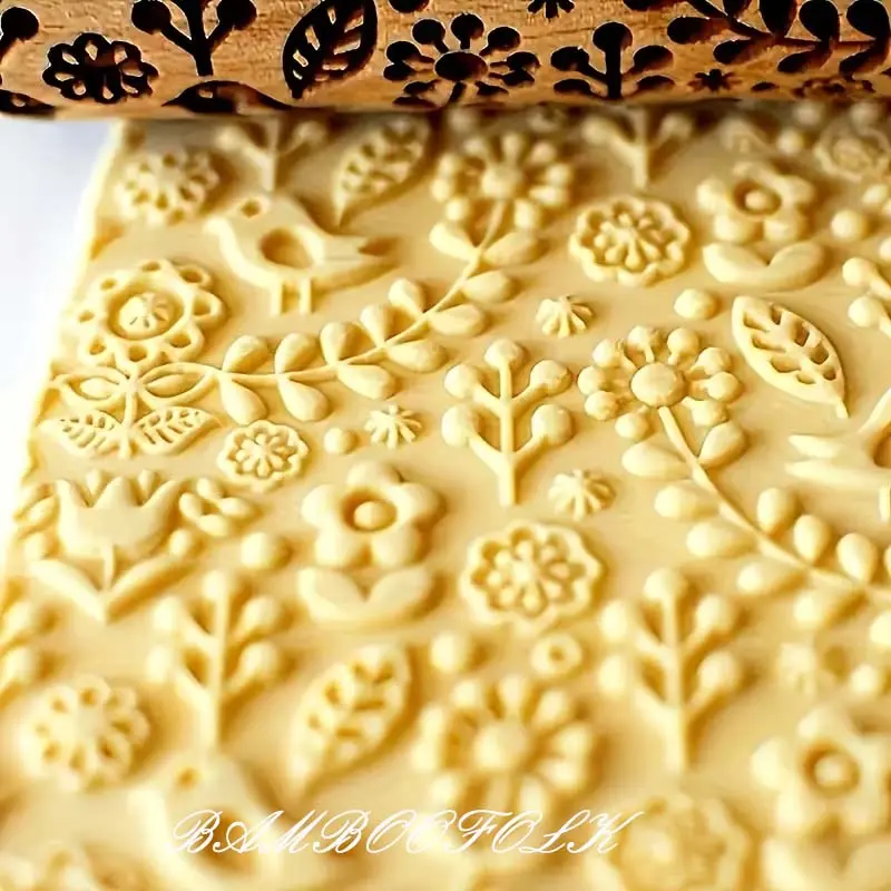 1pc Flowers And Birds Pattern Embossed Wooden Rolling Pin for Baking, Deep Engraved Christmas Cookie Cutter Embossed Cookies, Cute Kitchen Decor DIY Tool, Suitable as a Christmas, Thanksgiving, Mother's Day, or party gift