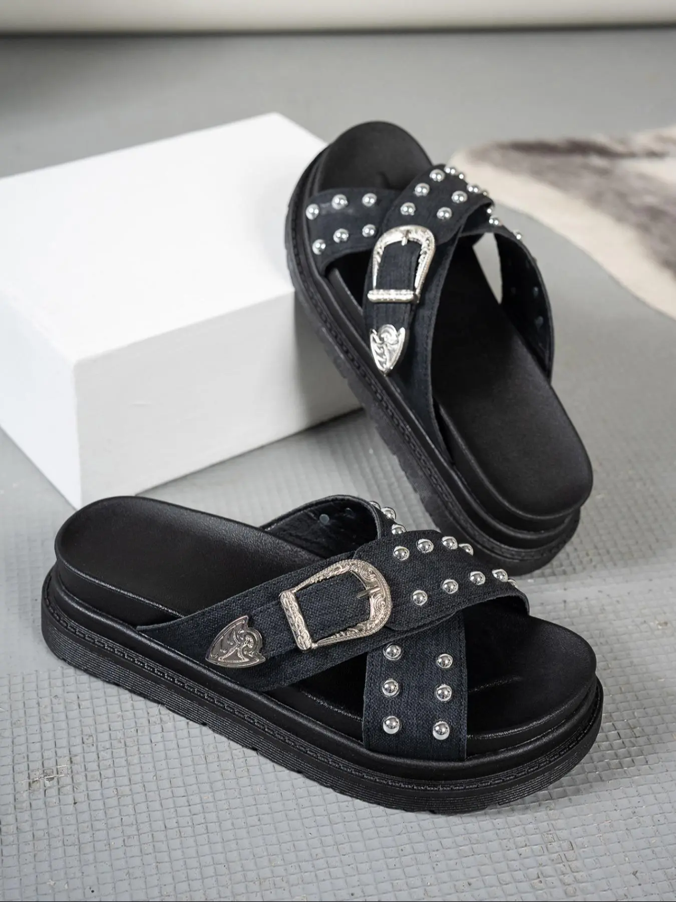Women's Fashionable Studded Decorated Slides, Casual Comfortable Flat Slippers Sandals for Summer, Lightweight Breathable Shoes for Daily Wear