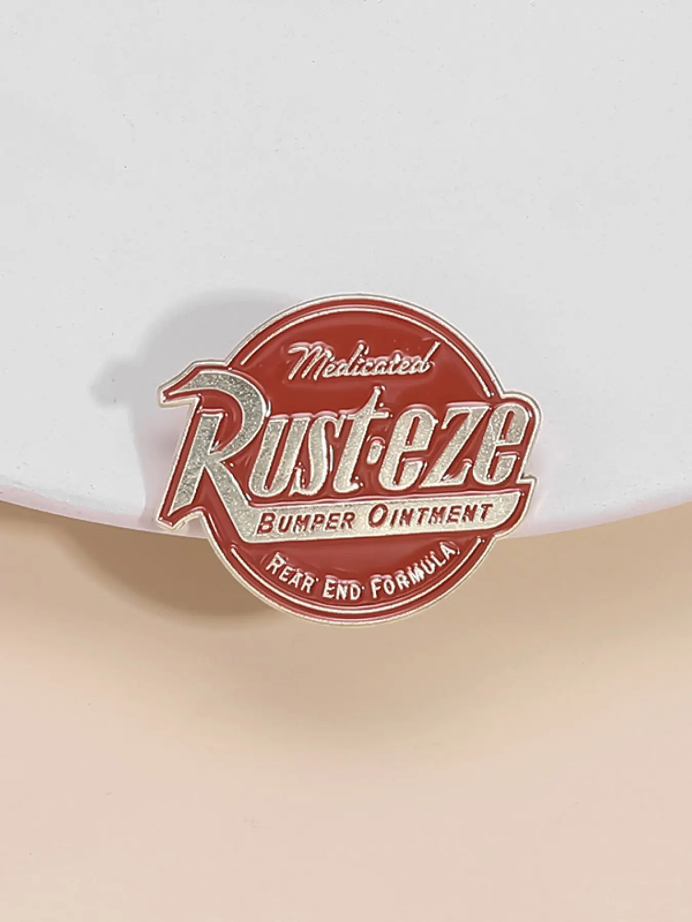 1PC Medicated Bumper Ointment Cartoon Enamel Pin, Vintage Retro Style Parody Humor Badge, Enamel Lapel Pins, Alloy Brooch Pin, Funny Humorous Car Truck Themed Accessory for Automotive Enthusiasts, Mechanic Gift Idea, Dashboard Decoration