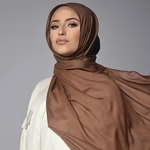 1 piece of Muslim women's headscarf. Made of modal, it is lightweight, breathable and soft. This outdoor fashion style has windproof and dustproof functions. As a Middle Eastern-style hijab, it is suitable for family gatherings and prayers.