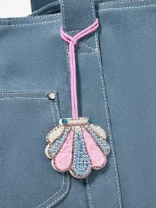 Gentle pink  blue shell beaded ornaments, niche fashion exquisite hand embroidery sweet bag hanging key chain, personalized ocean holiday style versatile suitable for daily travel bag matching, shopping and dating, etc.
