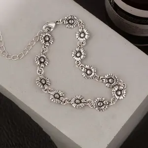Women's Vintage Floral, Sunflower & Simple Daisy Bracelets - Chic Bag Charm Accessory for Daily Wear & Outdoor Use, Premier League Fan Hand Accessory, Bracelet