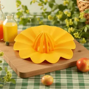 1pc Flower shaped manual juicer, household orange juicer, small lemon juicer, mini orange juice extractor