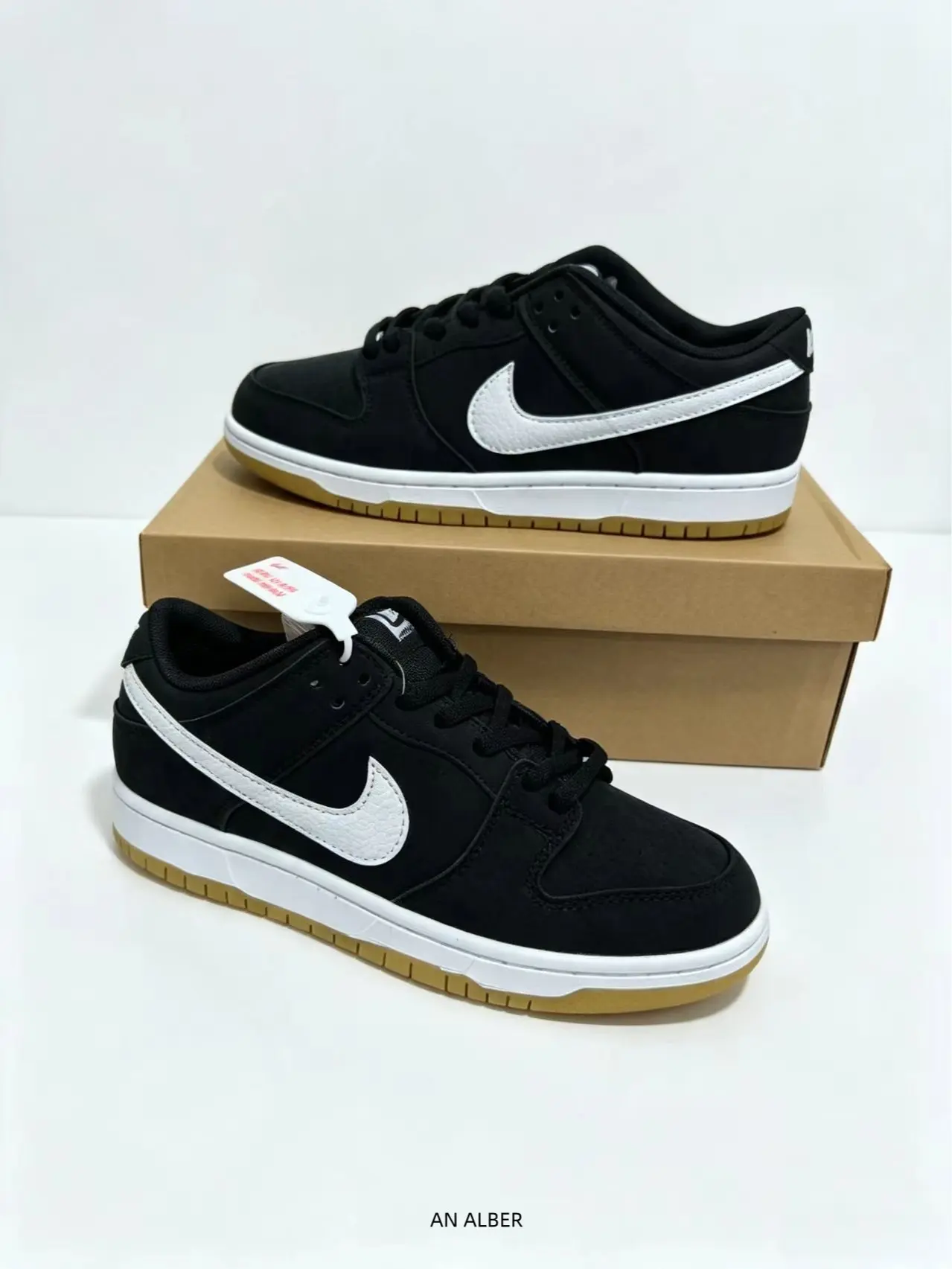 This timeless low‑top sneaker features premium black suede upper paired with bold white side detailing and classic gum rubber outsole, delivering solid cushioning and stable support for street‑wear styles and casual daily city outings.