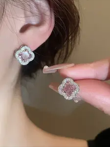 A pair of four-leaf clover fashion earrings, super flashy and versatile Japanese and Korean style, suitable for daily life and parties