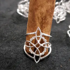 Anillo ajustable nudo de bruja.Witch's knot adjustable ring.