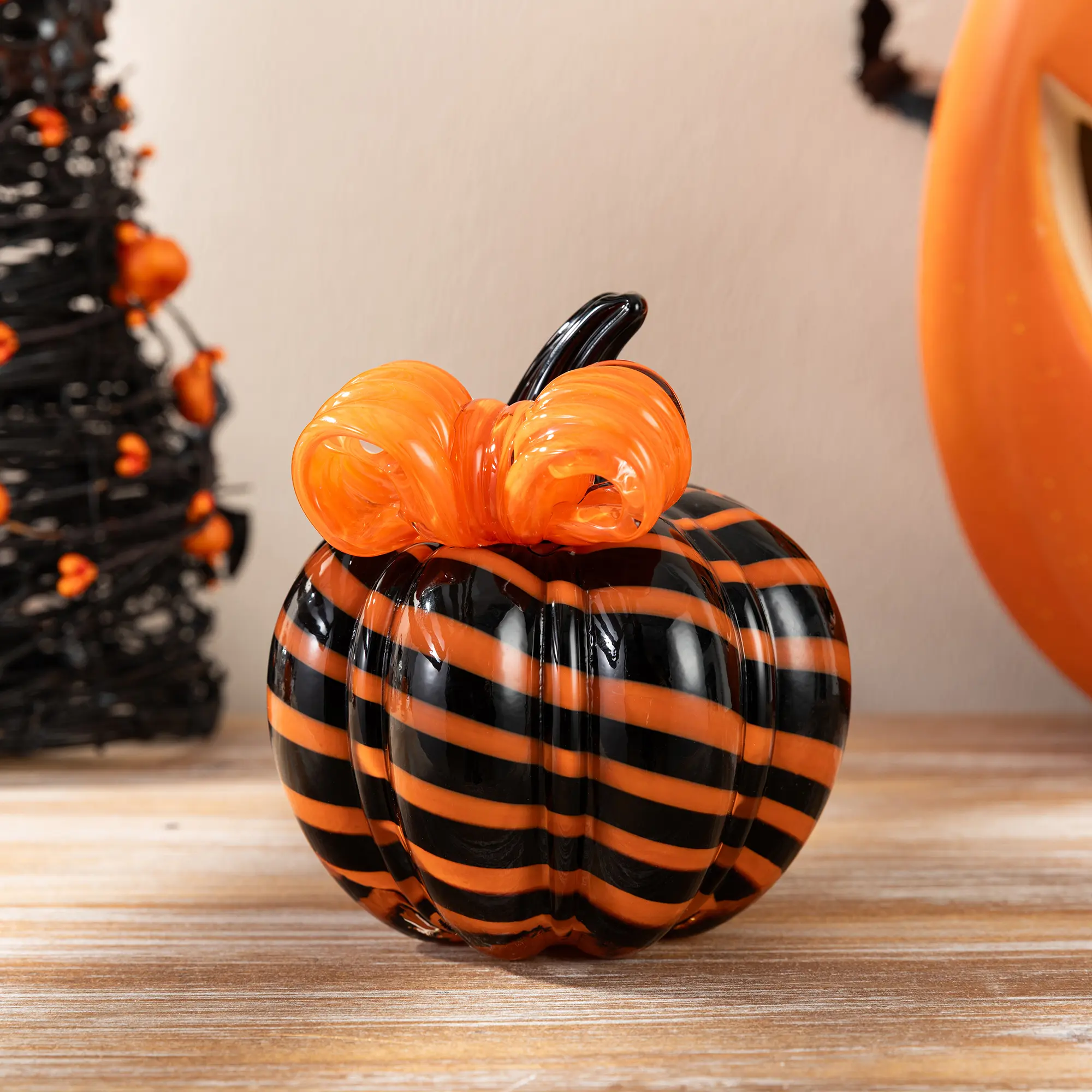 Glitzhome 4.75-in Halloween Decorations Luminous Striped Glass Pumpkin, Artisanal Elegance Modern Unique Ornament with Bow, Drop-Proof Package