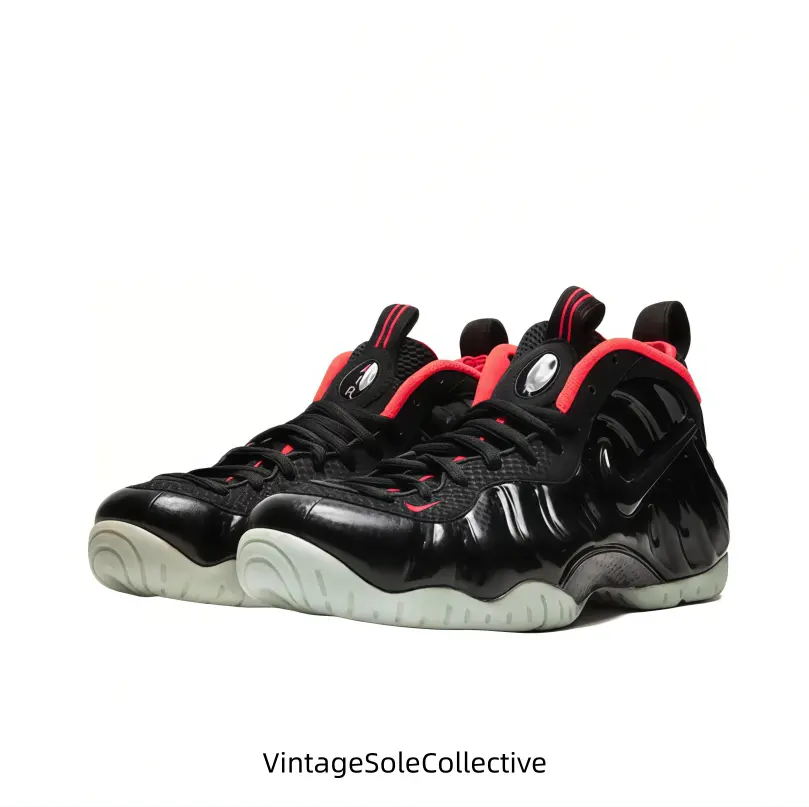 High ankle wrapping athletic mid-top shoe with reflective molded upper, shock-absorbing translucent sole offers stable traction. Red lining pull loops are easy to grab, suitable for basketball training and all-day daily wear.