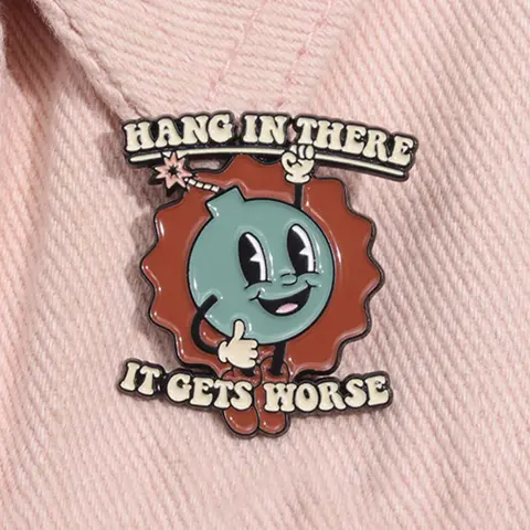 Hang In There It Gets Worse Enamel Pin Funny Satirical Quote Cartoon Bomb Design Alloy Brooch Lapel Backpack Badge Fashion Jewelry Accessories Emblem Badge Decoration Gift for Friends Brooch Pins
