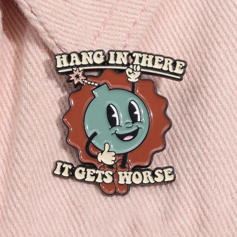 Hang In There It Gets Worse Enamel Pin Funny Satirical Quote Cartoon Bomb Design Alloy Brooch Lapel Backpack Badge Fashion Jewelry Accessories Emblem Badge Decoration Gift for Friends Brooch Pins