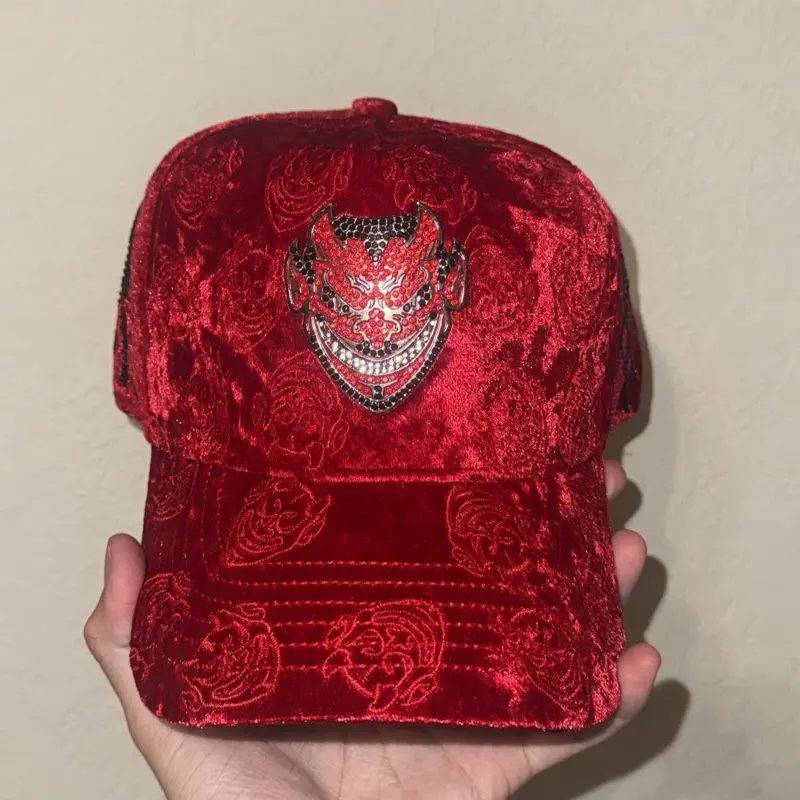 Red ondeado hat