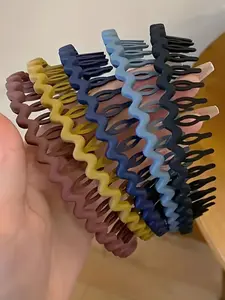 A fashionable and elegant wave headband, suitable for daily wear, vacation and dating occasions, and also a surprising and exquisite small gift, Zigzag headband