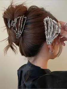 A skull hair clip in the shape of a skull hand. A sturdy metal structure that tightly grips the hair. Avant garde Gothic style, suitable for festivals, daily dressing up, and Halloween. A cool gift for alternative fashion enthusiasts! Claw Clip