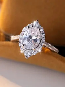 A new four-claw oval-shaped Cluster Ring made of synthetic crystal, stylish, minimalist, suitable for women to wear during marriage ceremonies.