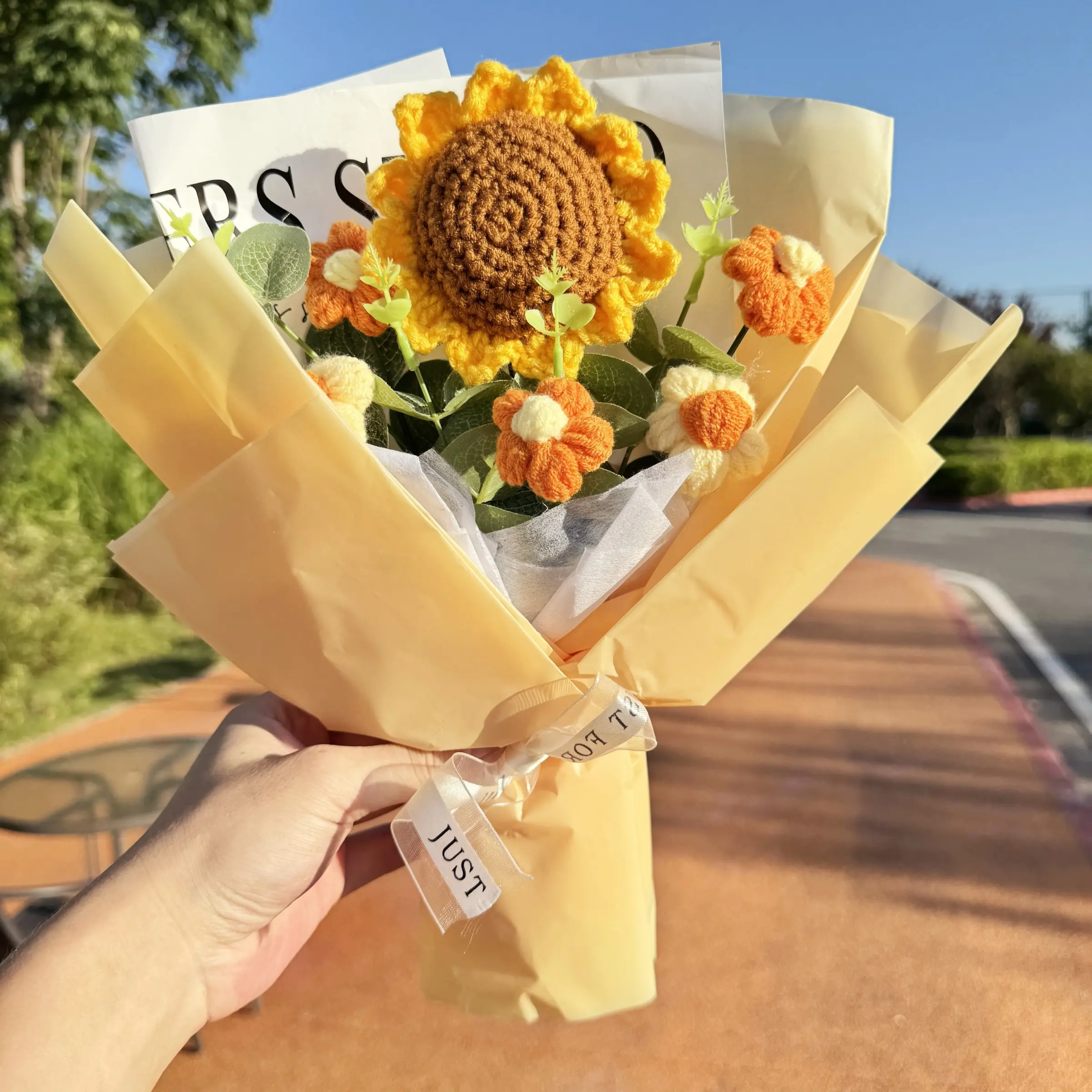 Handmade Sunflower Bouquet Yarn Flower Arrangement, Artificial Flower Decoration, Cute Floral Decor for Home Office, Perfect Gift for Valentine's Day, Teacher's Day, Christmas