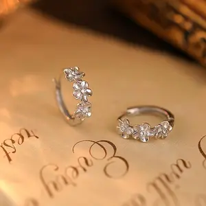 A Pair Of Copper-plated White K Simple Camellia Earrings For Besties, Suitable For Wedding Banquets, Dance Parties, Music Festivals, And Festivals.