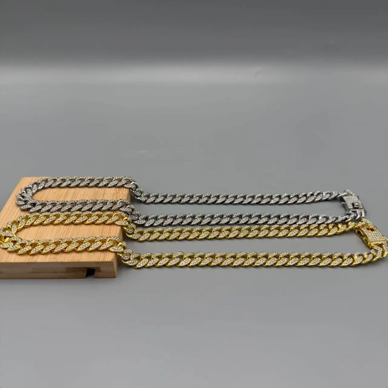 QGANCLE Gold Plated Cuban Link Choker Necklace with Green Drip Detail, Heavyweight 102g Hip Hop Jewelry, 50cm, Cuban Link Design, Chain & Link