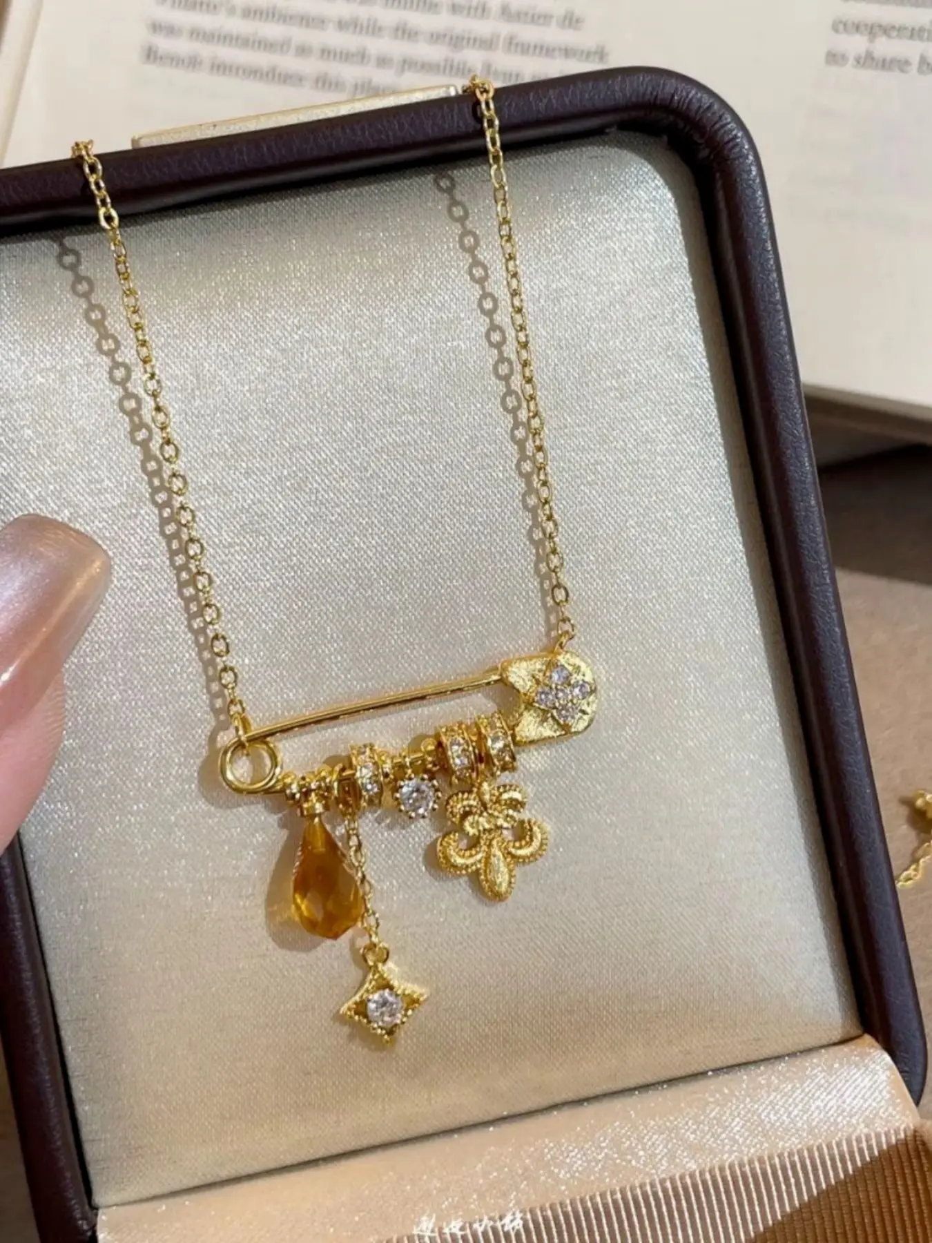 Elegant Iris Flower Starburst Crystal Pin Necklace, New 2026 Luxurious Vintage Collarbone Chain Jewelry, Clavicle Chain Necklace, Clavicular Necklace, Casual All Seasons Accessory, Pendant Necklace