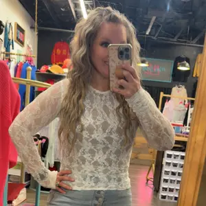 Women's Slim Light Fabric Floral Lace Round Neck Long Sleeve Fitted Blouse, Chic Women's Shirts