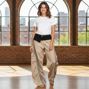 Pants deportivo de gabardina con rallas y cinturón de tela obcura