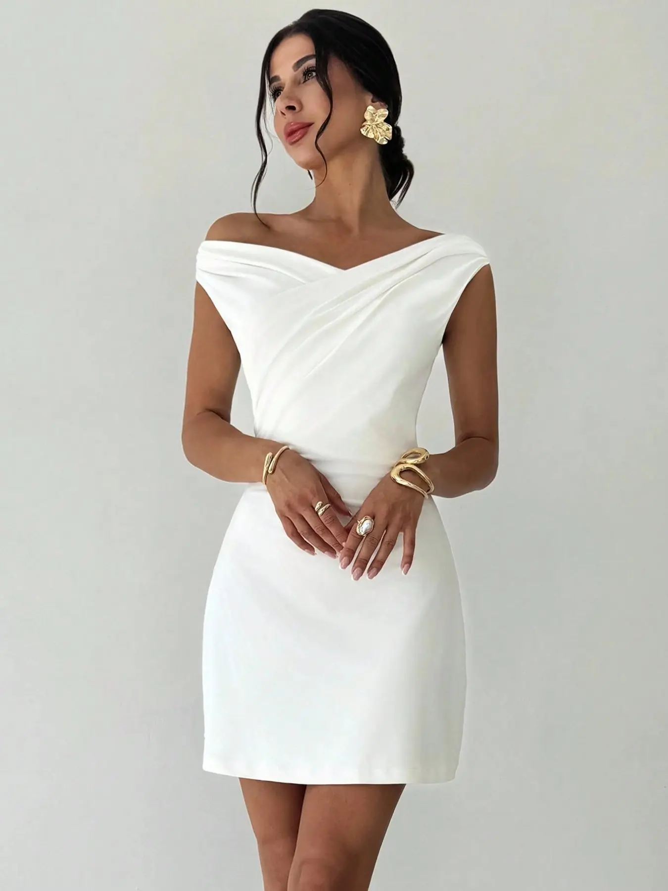 Elegant Asymmetrical Off-Shoulder Sleeveless Dress, Formal Style, Cross-Wrinkled Ruched Neck Design, Slim Fit Waist A-Line Skirt, Back Cut-Out Detail, Perfect for Commuting & Parties, Elegant Party Dress, Elegant Evening Dress, Womenswear