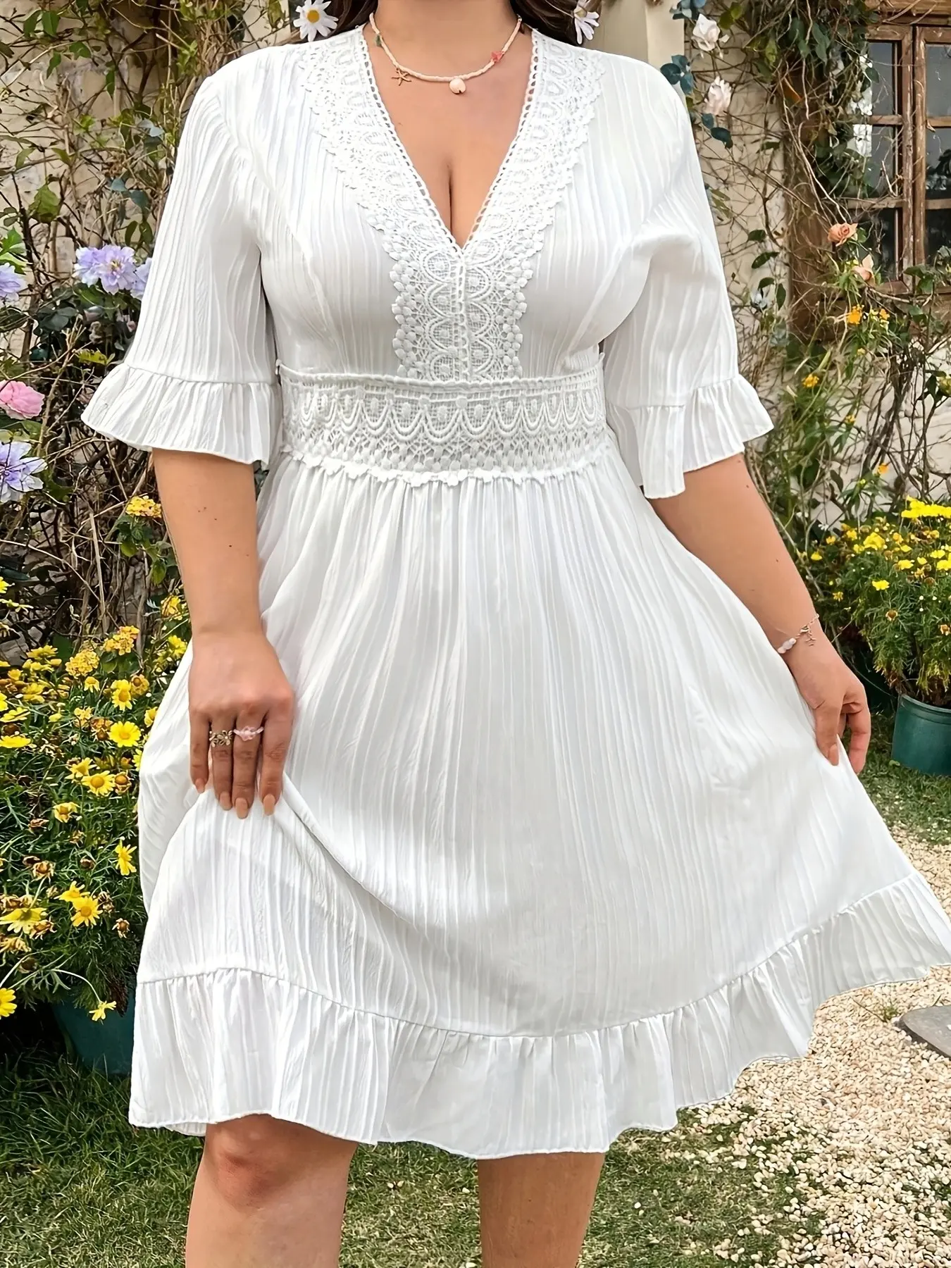 Plus Size Women's Summer Elegant V Neck Lace Trim Patchwork Dress, Half Sleeve Design, Woven Fabric, Plain Loose-Fitting Knee-Length Dress for All Seasons, Casual Wear, Womenswear