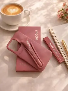 This versatile silicone phone case, with its built-in cosmetic compartment and shockproof capabilities, is currently very popular and fashionable. It's loved by customers for being both practical and stylish.