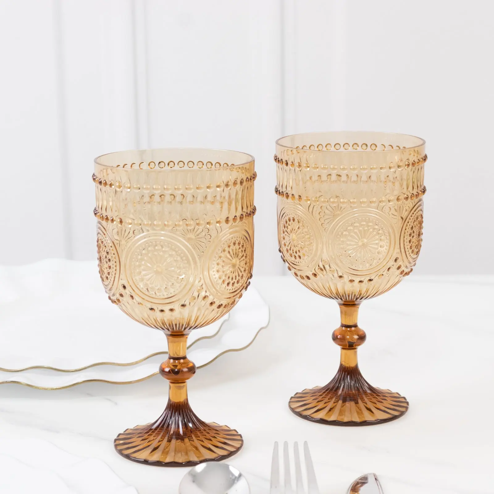 12 Pack Plastic Wine Goblets, 15oz Reusable Shatterproof Amber Gold Vintage Drinkware – Embossed Floral Pattern Decorative Cups, Drinking Glasses Set, Party Wine Glasses