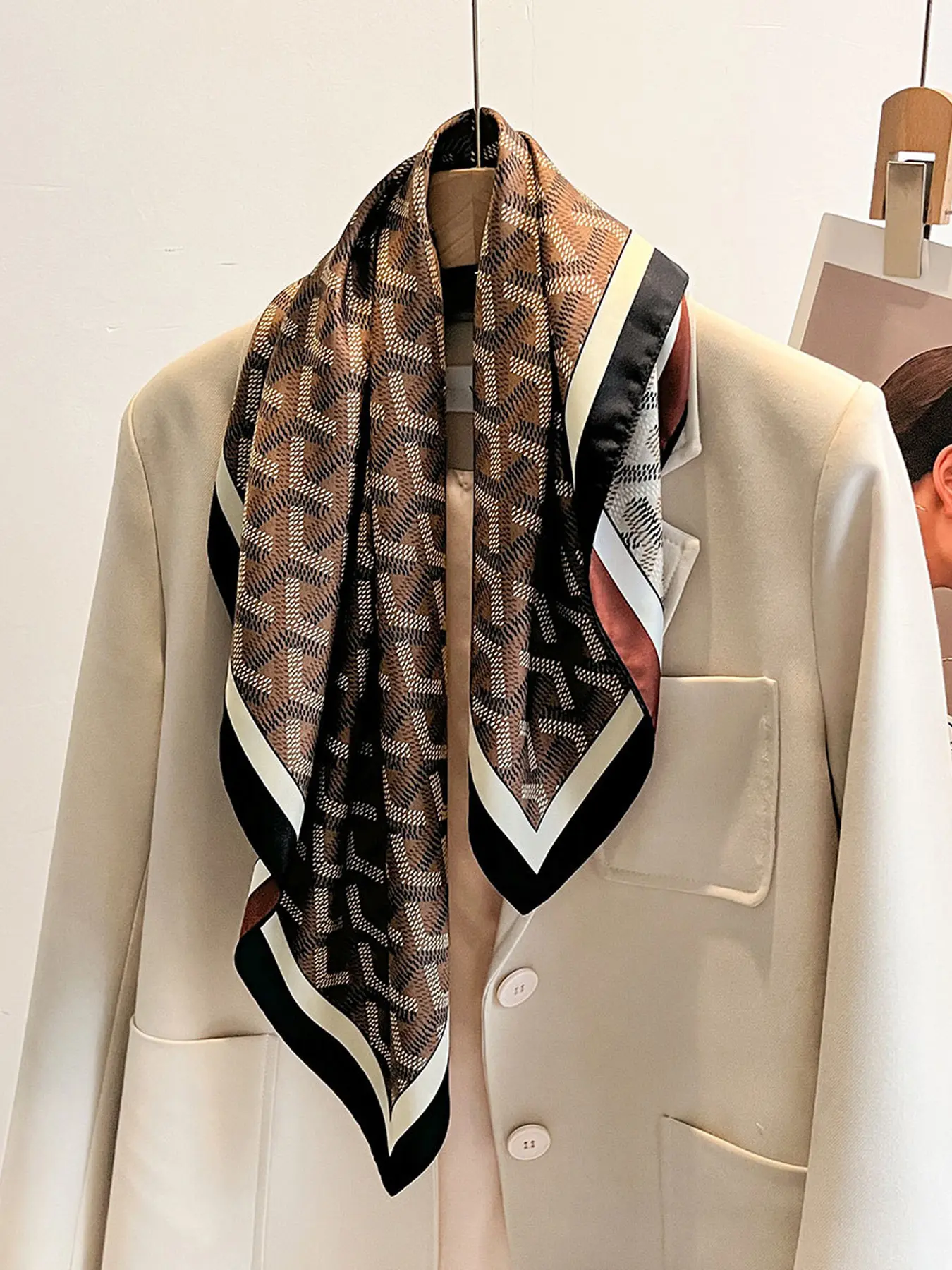 Fashion Simple Geometric Print Checkered Scarf, Stylish Neck Wrap for Outdoor Travel Dating, Warm and Versatile Accessory for Professional