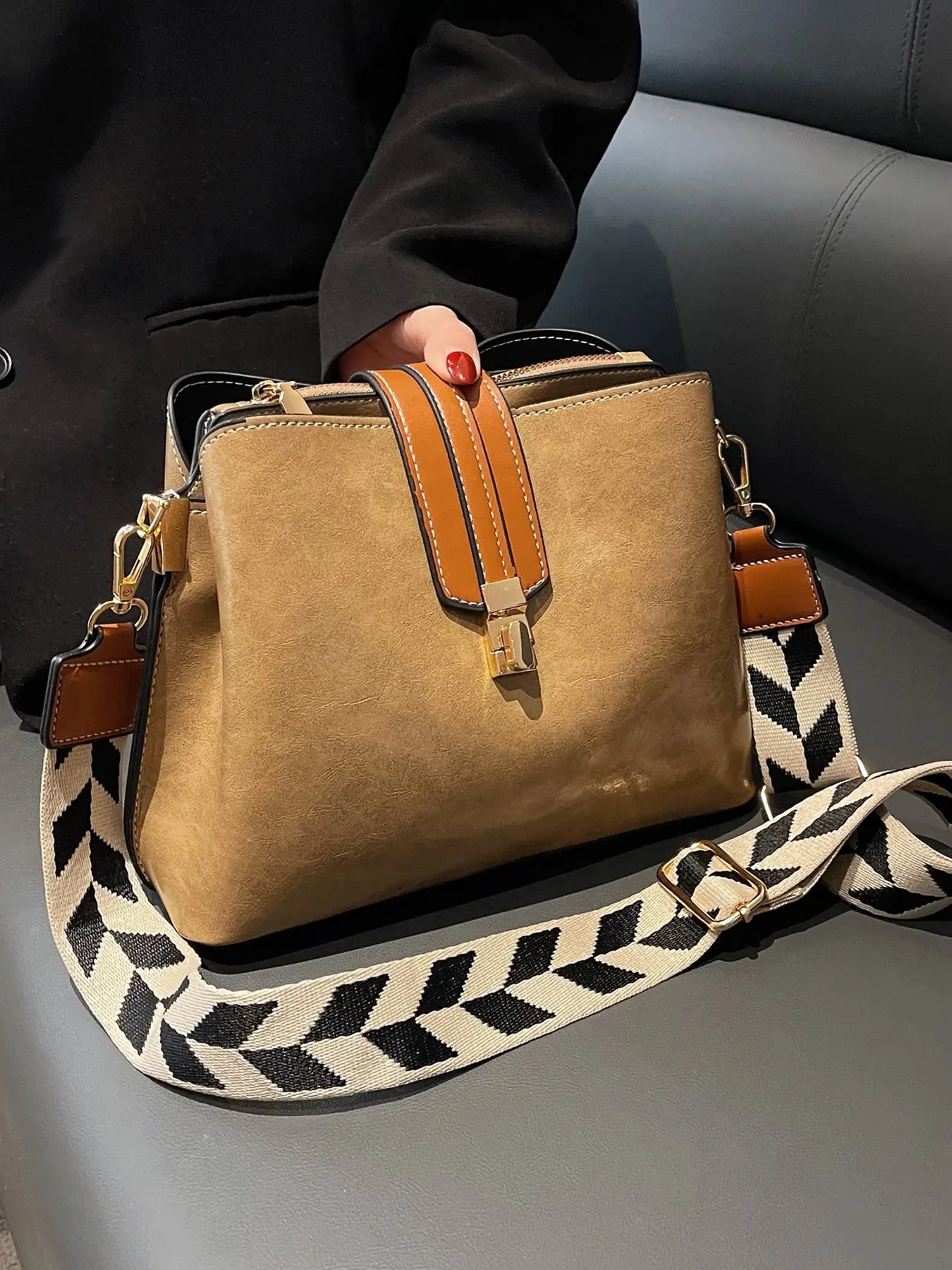 Retro fashion elegance simplicity contrast wide shoulder strap design one-shoulder Daily Crossbody bag, niche design, lazy style classic versatile, suitable for daily commuting, shopping, dating, Casual Commuter Bag, Cross body bags