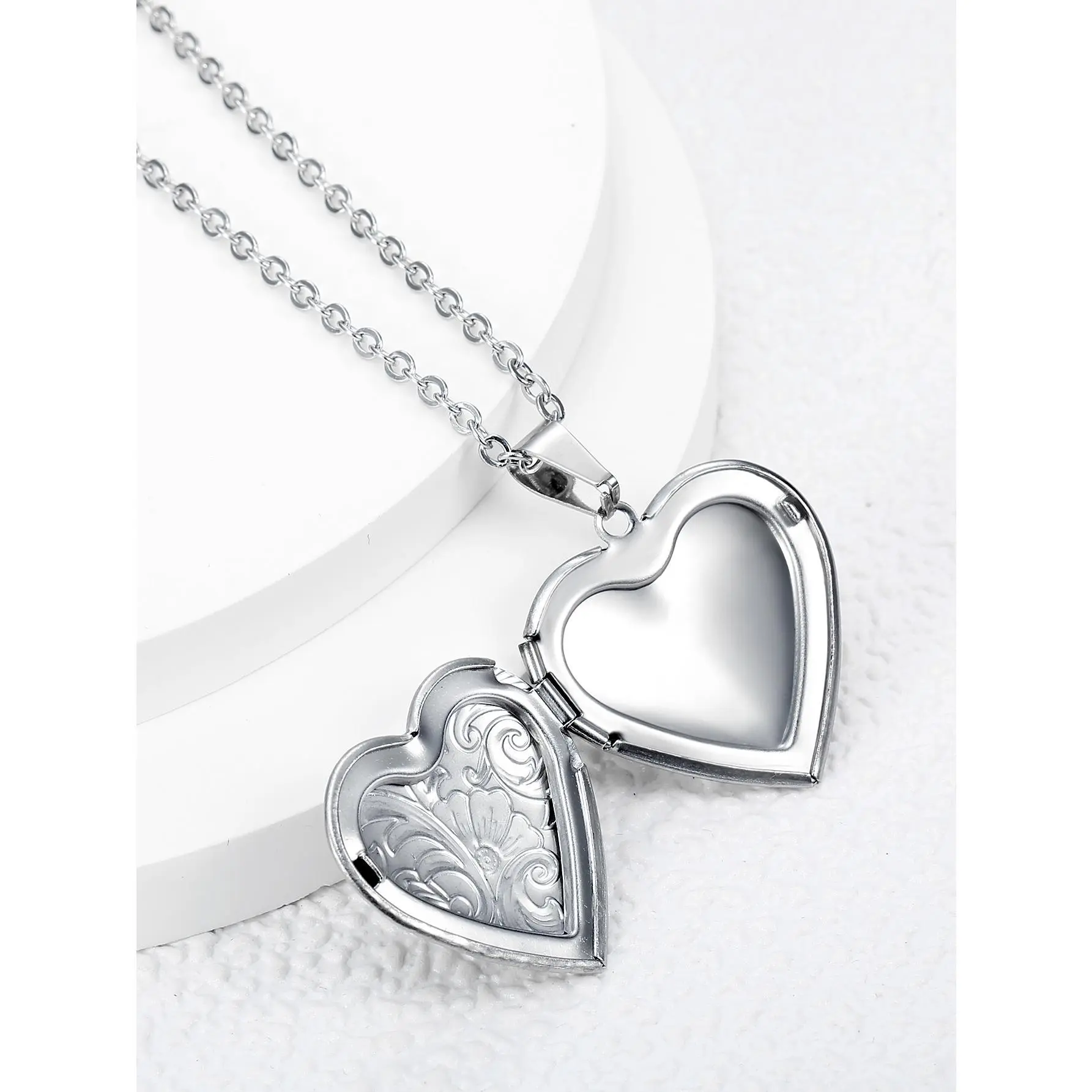 Vintage Carved Heart Locket Necklace, High-end Photo Holder Daily Necklace