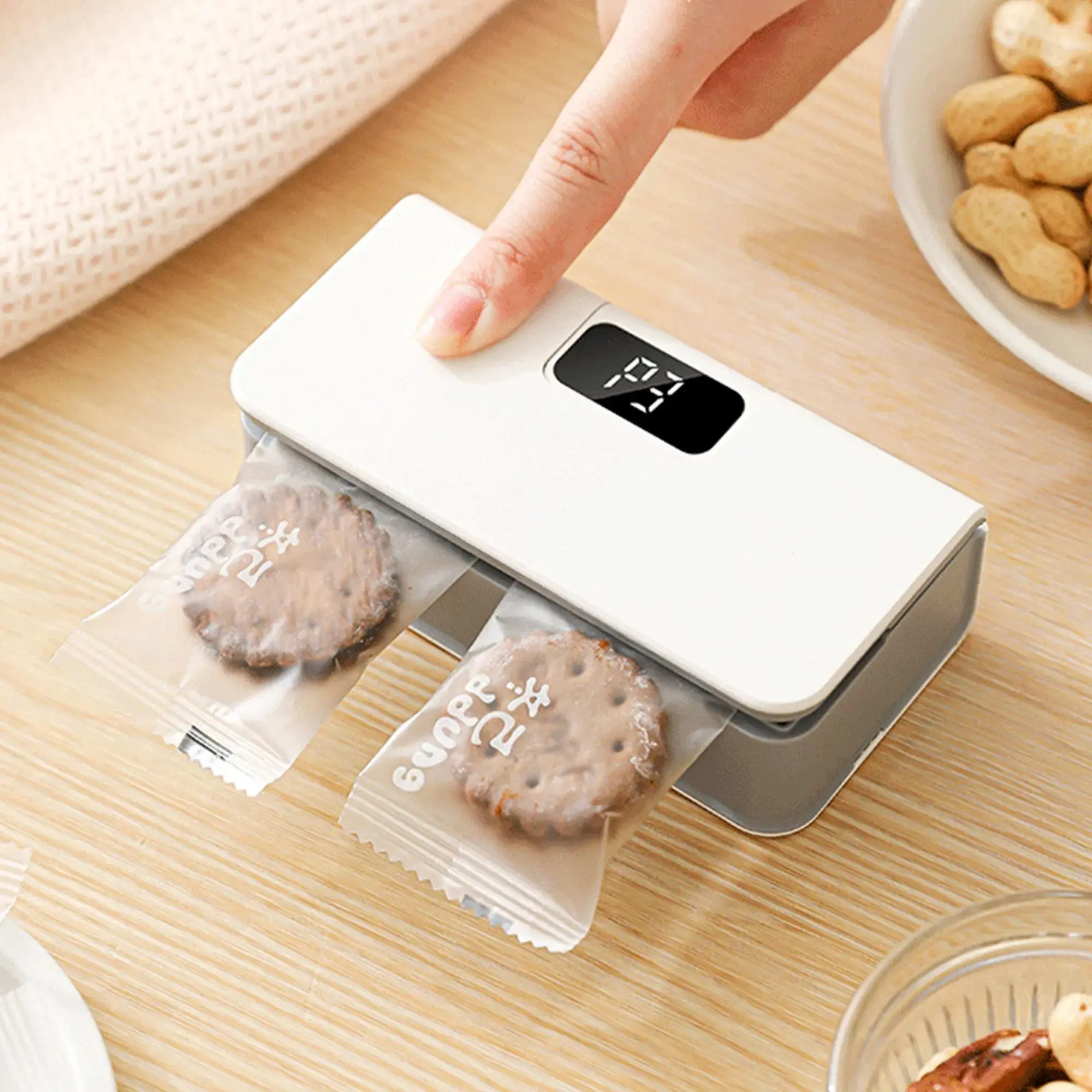 Portable Mini Vacuum Sealer, USB Rechargeable Food Bag Sealer, Handheld Food Storage Sealer, Vacuum Sealing Machine, Kitchen Appliances for Home, Office, Outdoor, Portable Vacuum Sealer for Travel