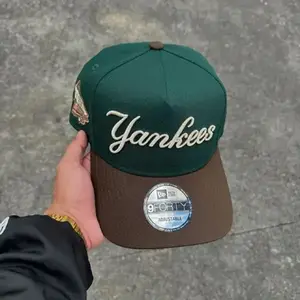 New Era 9FORTY NY Yankees Green Brown Script Hat | Premium Adjustable Strapback Cap for Men & Women, Lightweight Comfortable Fit, Streetwear Fashion Trend, Urban Casual Outfit Essential, Stylish Baseball Cap for Daily Wear